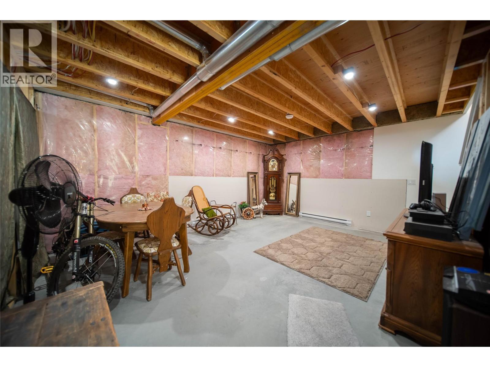4165 93 Highway, Grasmere, BC - Indoor Photo Showing Basement