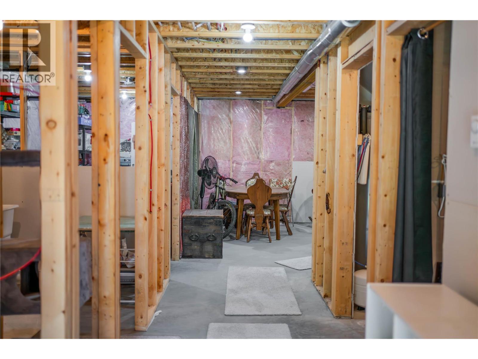 4165 93 Highway, Grasmere, BC - Indoor