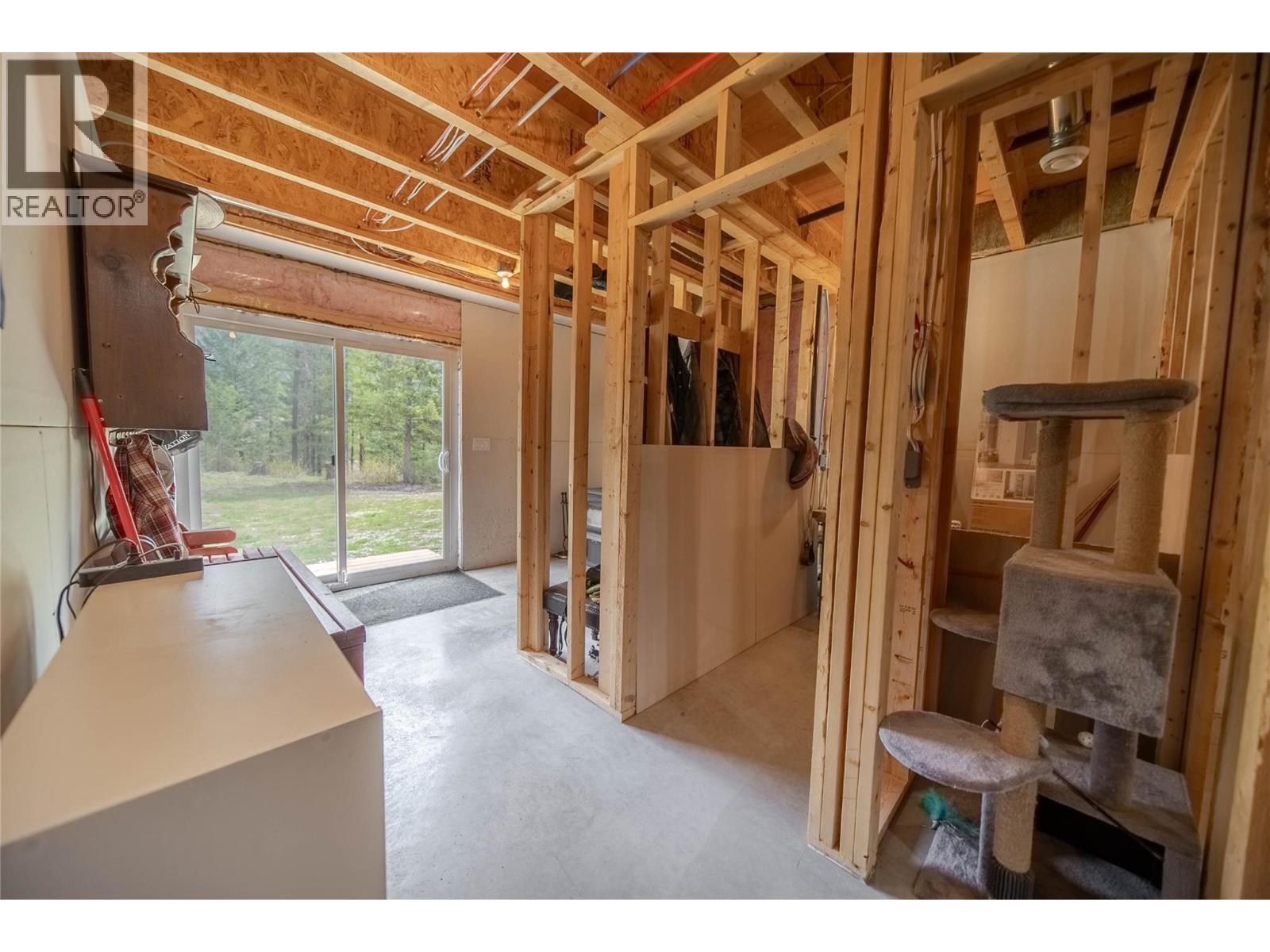 4165 93 Highway, Grasmere, BC - Indoor