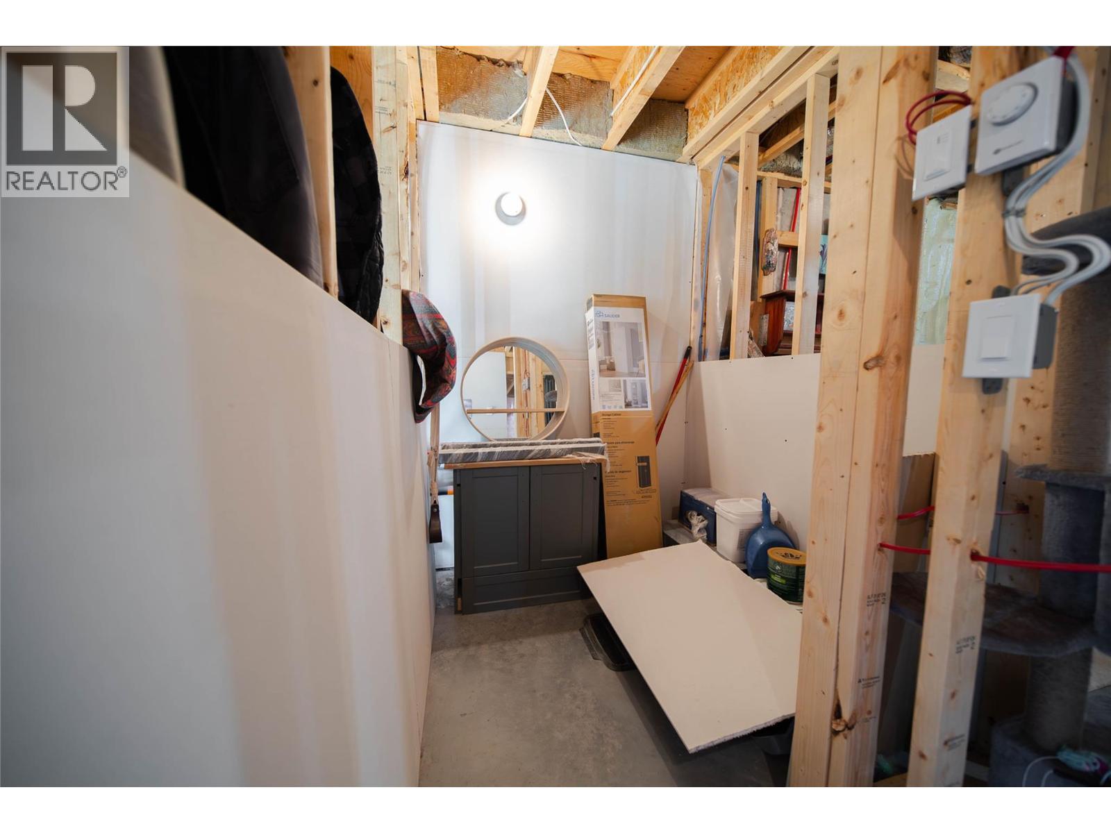 4165 93 Highway, Grasmere, BC - Indoor Photo Showing Basement