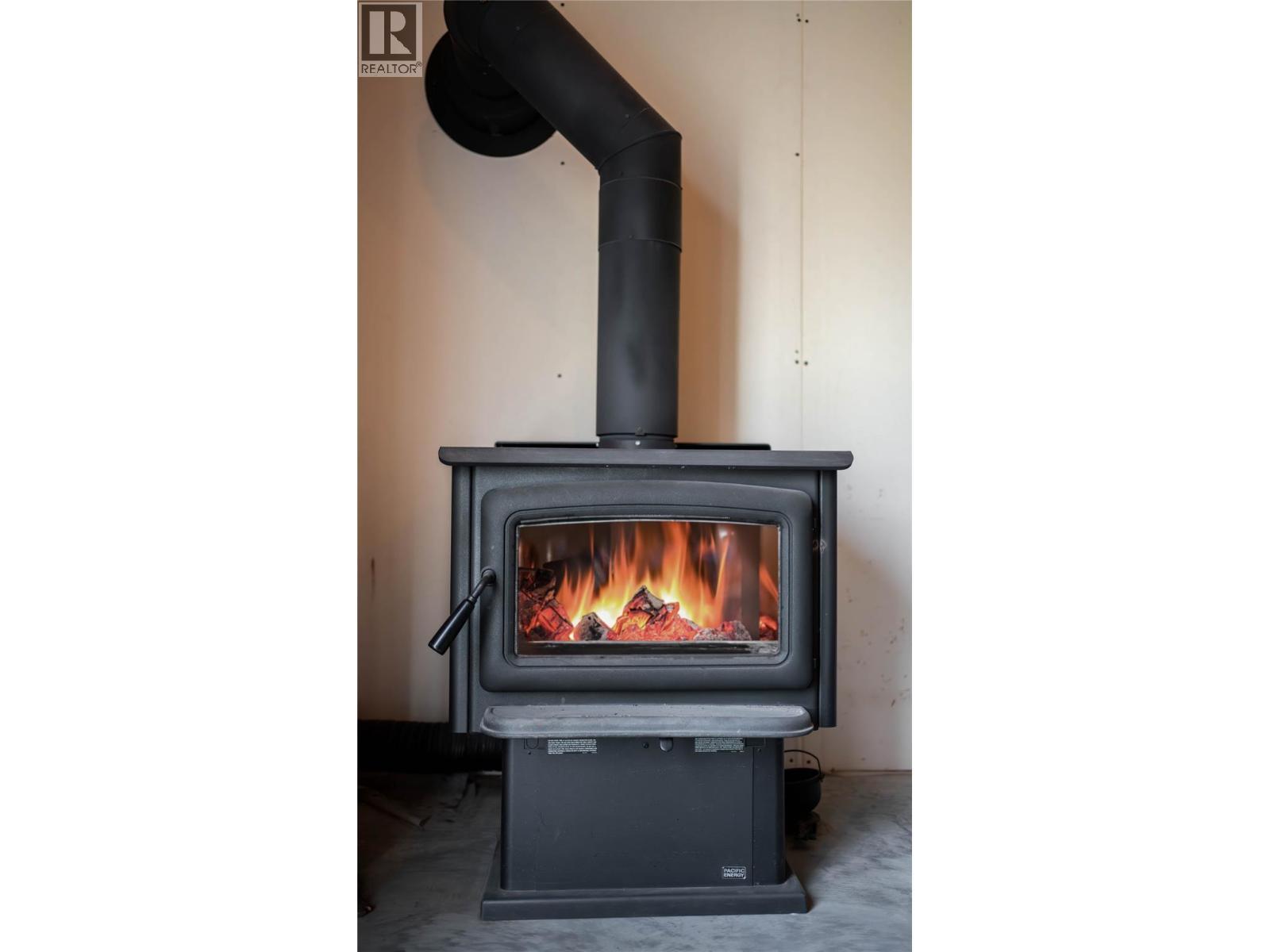 4165 93 Highway, Grasmere, BC - Indoor With Fireplace