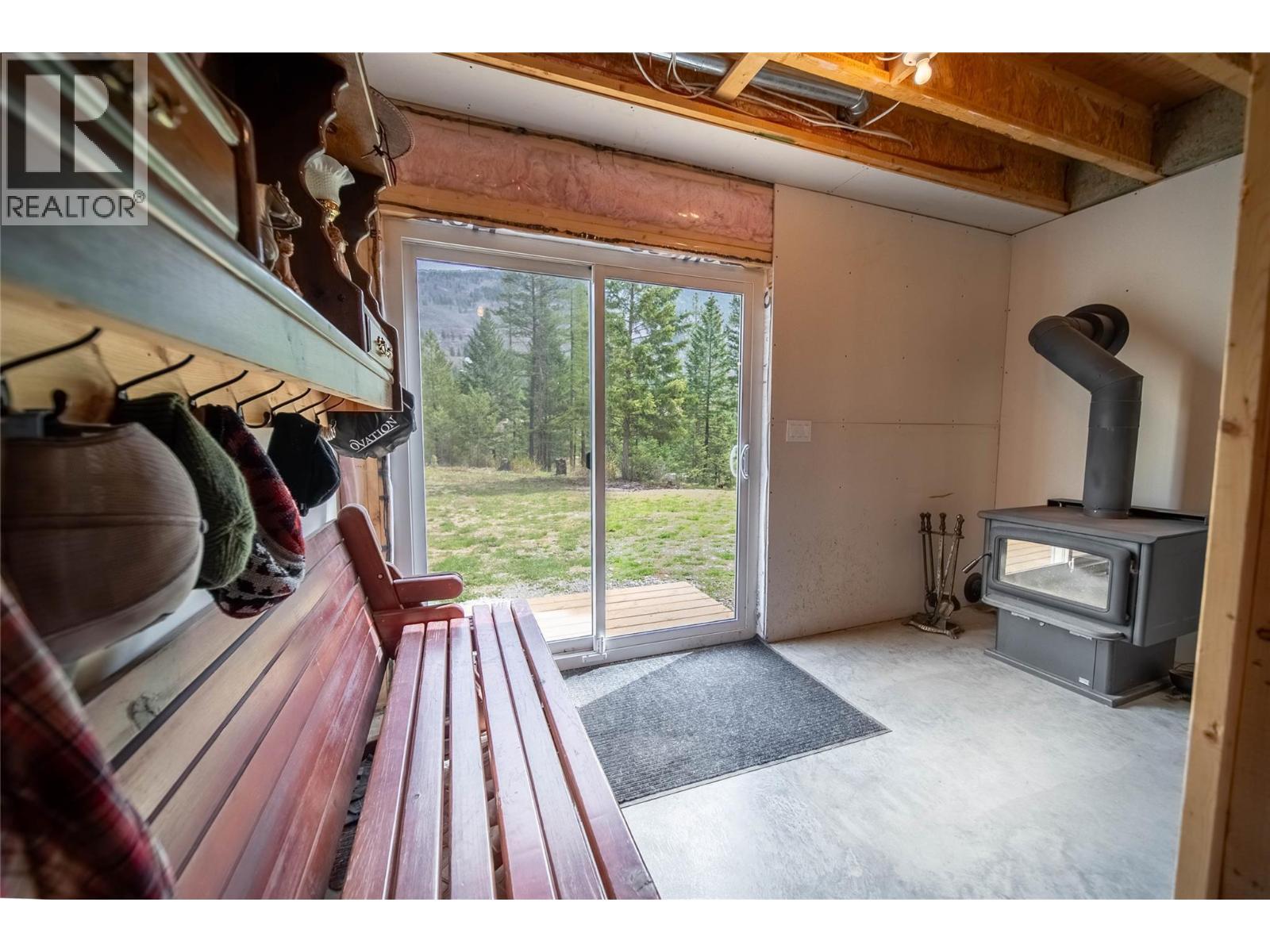 4165 93 Highway, Grasmere, BC - Indoor Photo Showing Other Room
