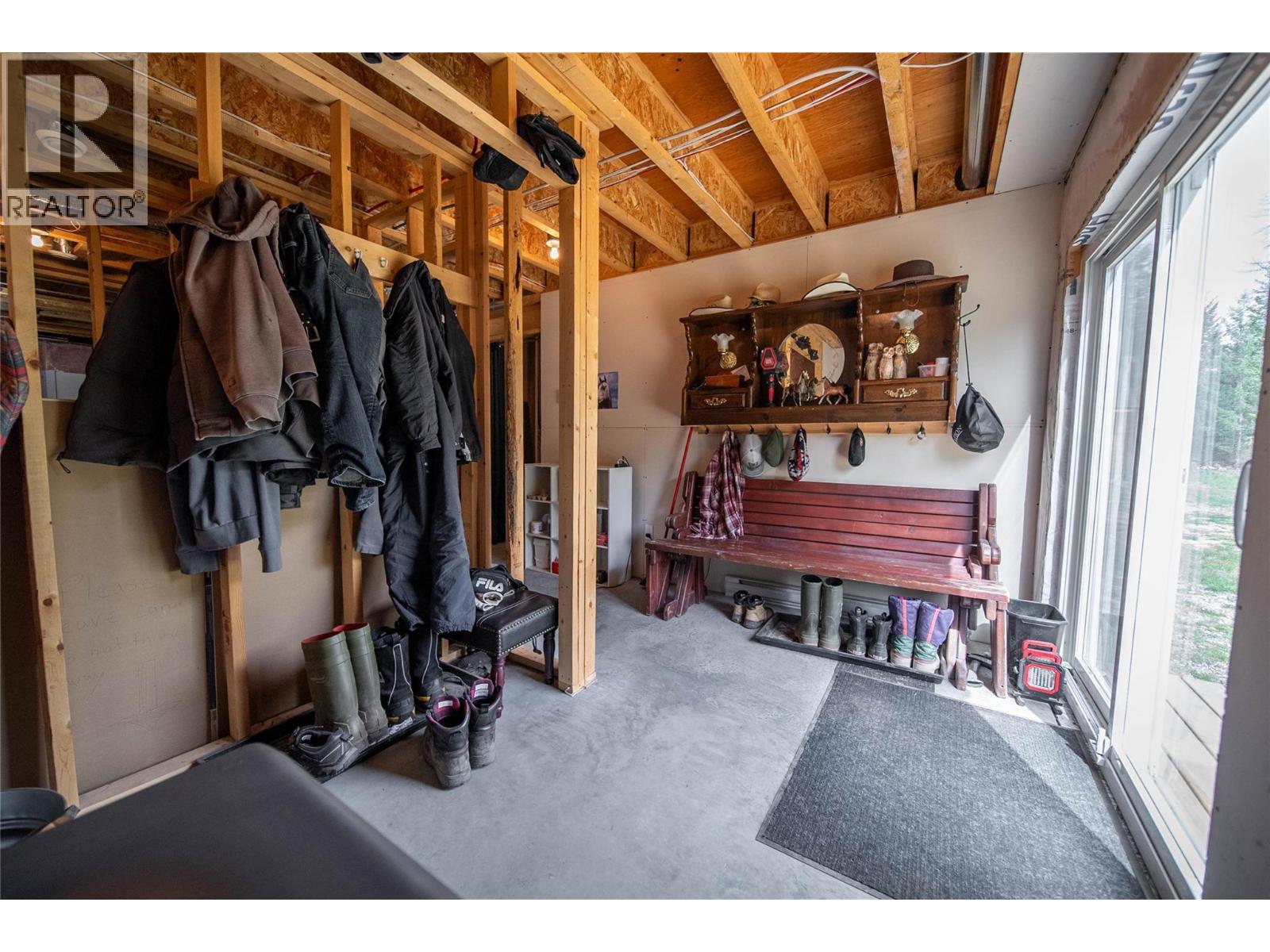 4165 93 Highway, Grasmere, BC - Indoor