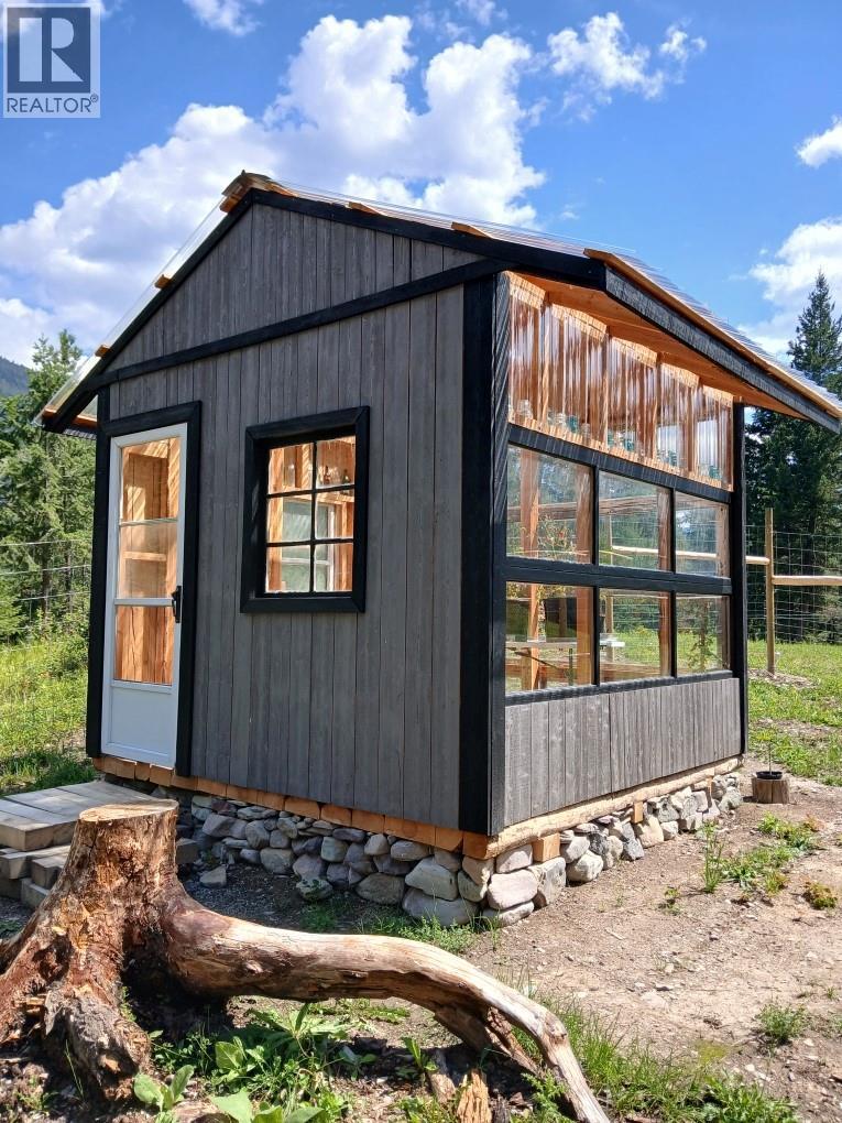 4165 93 Highway, Grasmere, BC - Outdoor