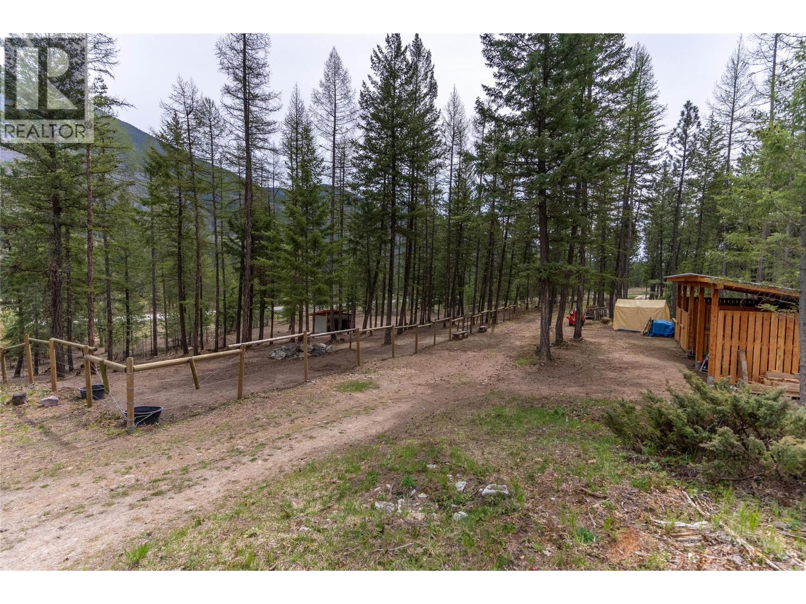 4165 93 Highway, Grasmere, BC - Outdoor
