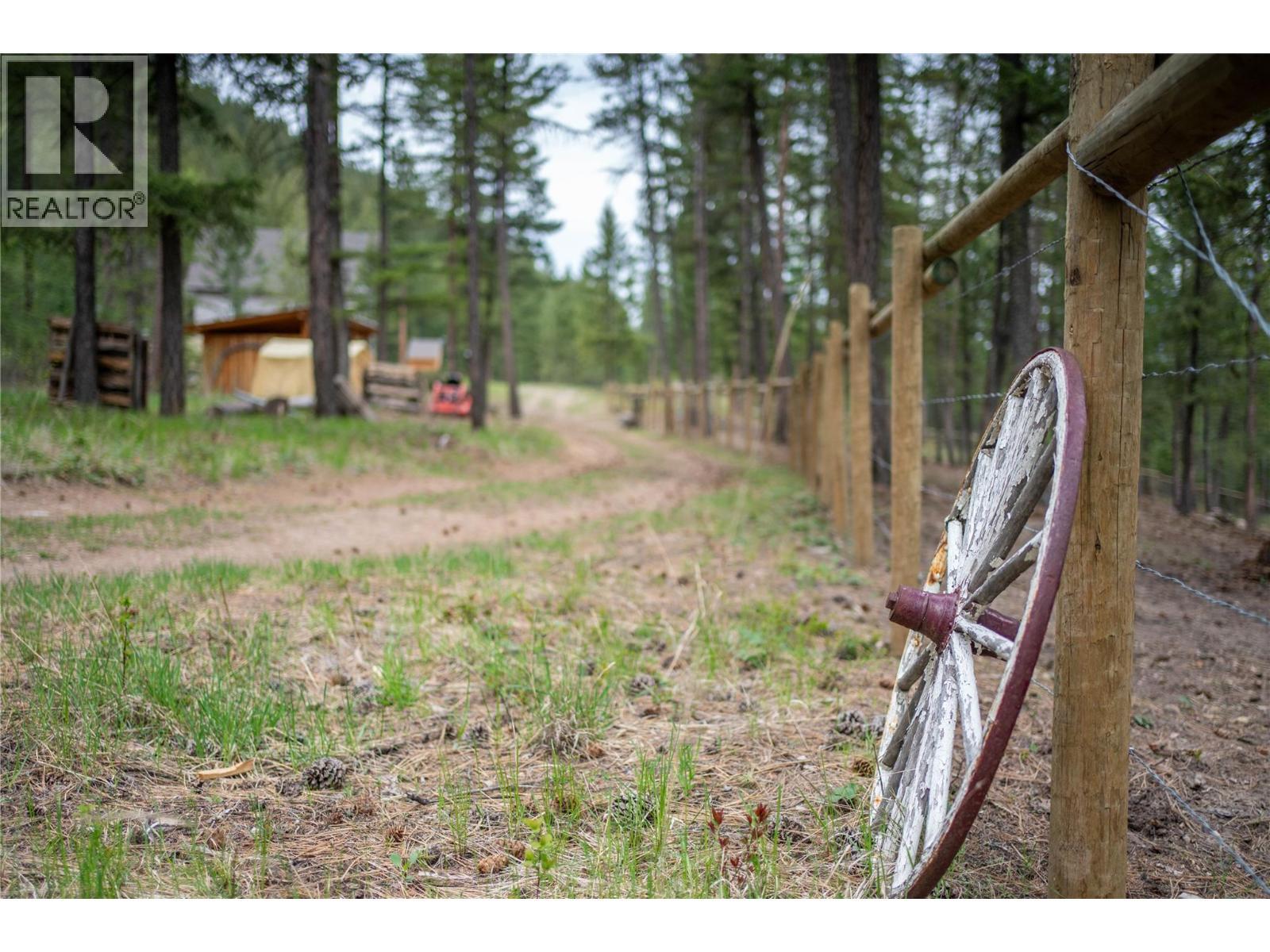4165 93 Highway, Grasmere, BC - Outdoor