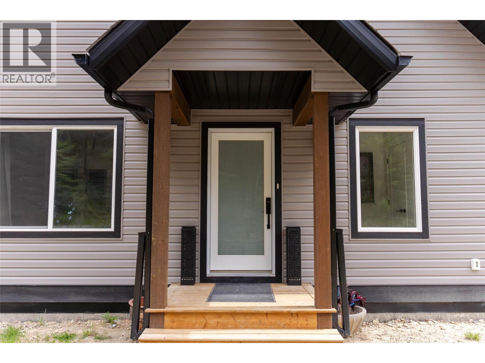 4165 93 Highway, Grasmere, BC - Outdoor With Exterior