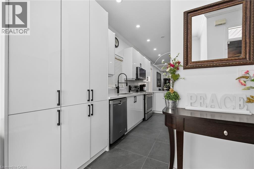 33 Panorama Way, Hamilton, ON - Indoor Photo Showing Kitchen