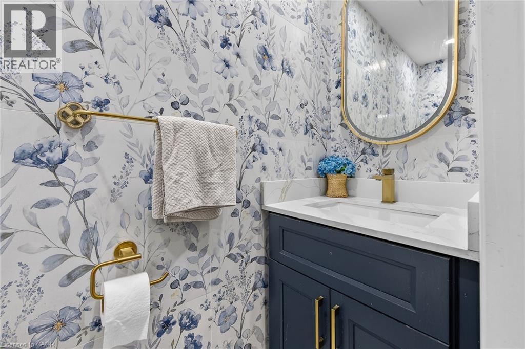 33 Panorama Way, Hamilton, ON - Indoor Photo Showing Bathroom