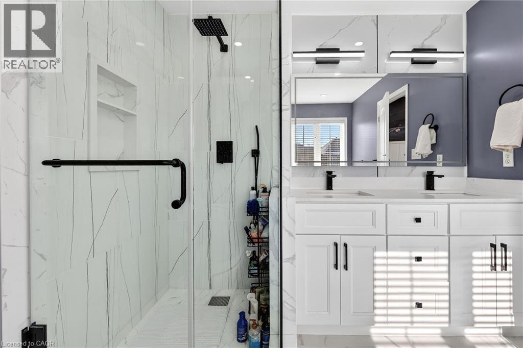 33 Panorama Way, Hamilton, ON - Indoor Photo Showing Bathroom