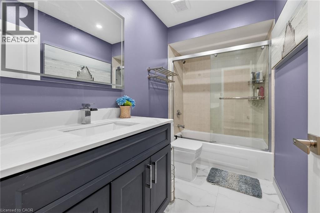 33 Panorama Way, Hamilton, ON - Indoor Photo Showing Bathroom