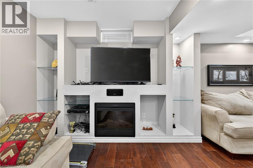33 Panorama Way, Hamilton, ON - Indoor Photo Showing Living Room With Fireplace