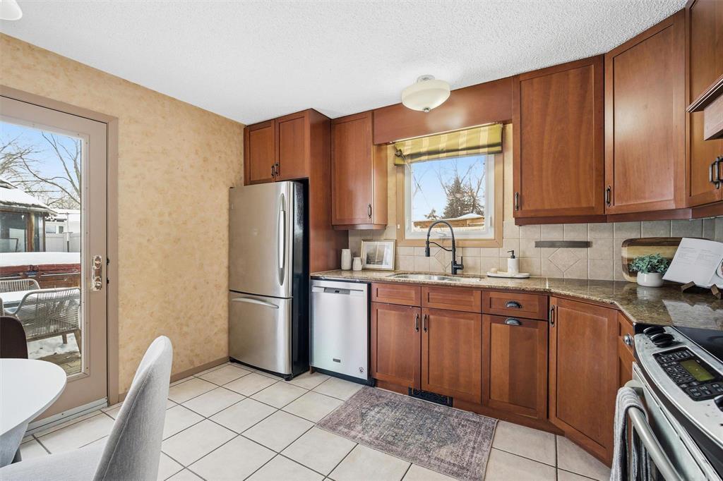 3 Golden Willow Crescent, Winnipeg, MB - Indoor Photo Showing Kitchen With Double Sink