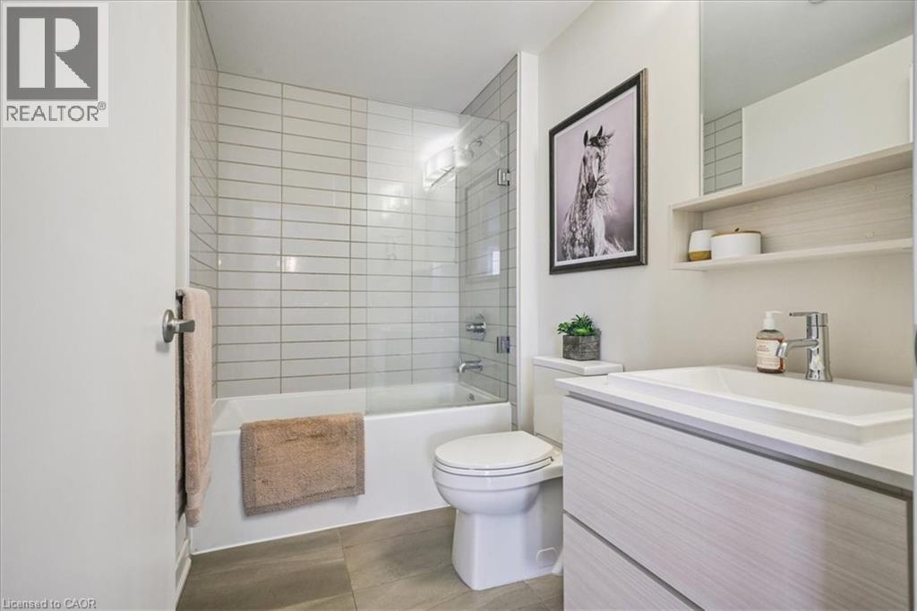 320 Plains Road E Unit# 211, Burlington, ON - Indoor Photo Showing Bathroom