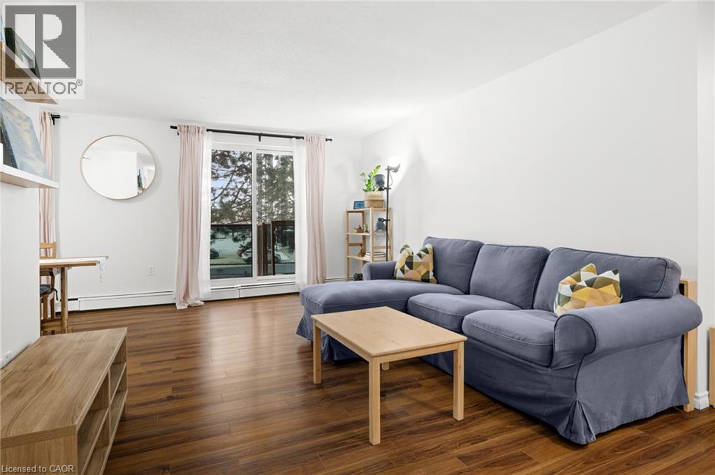 279 Chandler Drive Unit# 203, Kitchener, ON - Indoor Photo Showing Living Room