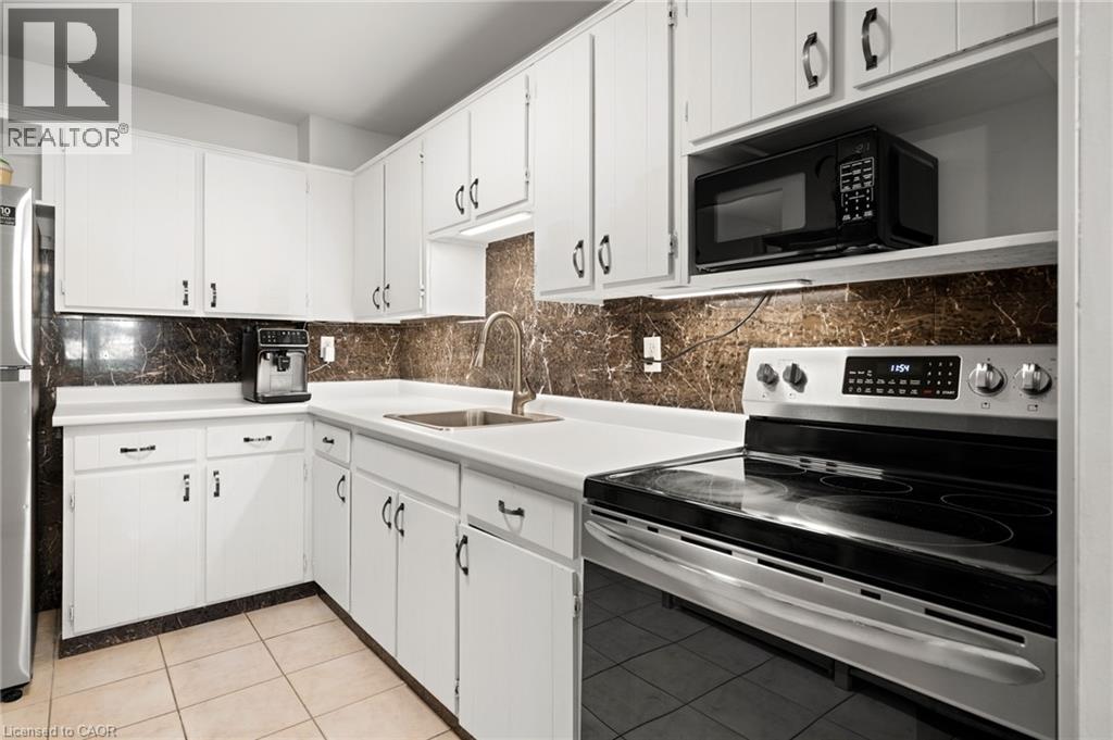 279 Chandler Drive Unit# 203, Kitchener, ON - Indoor Photo Showing Kitchen