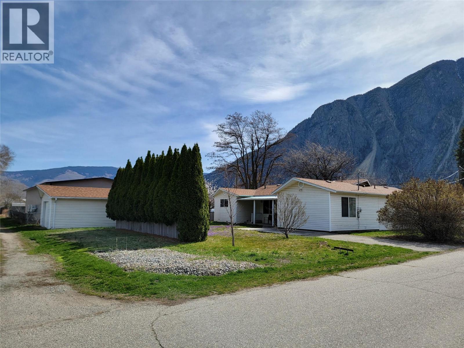 604 11Th Avenue, Keremeos, BC - Outdoor