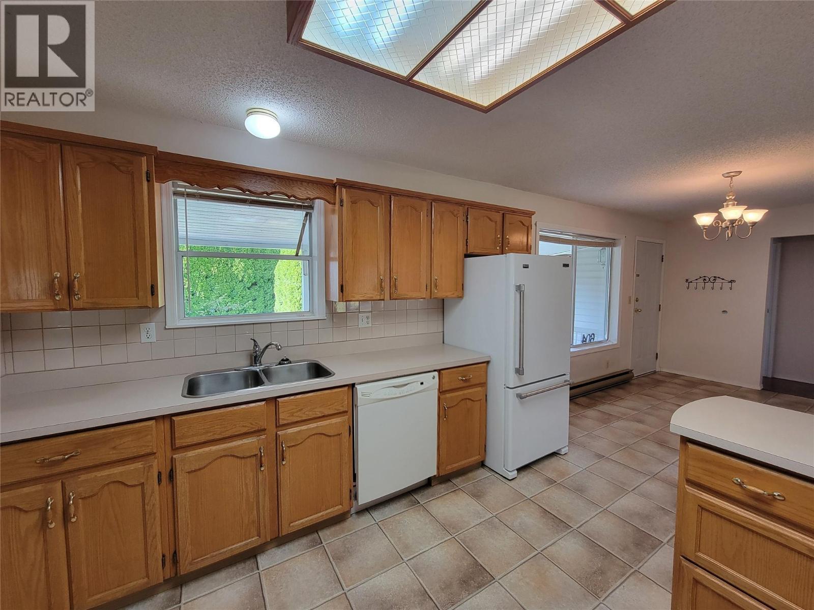 604 11Th Avenue, Keremeos, BC - Indoor Photo Showing Kitchen With Double Sink