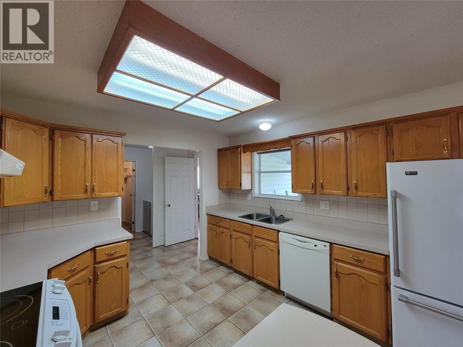 604 11Th Avenue, Keremeos, BC - Indoor Photo Showing Kitchen With Double Sink
