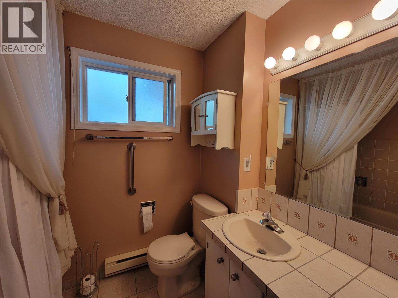 604 11Th Avenue, Keremeos, BC - Indoor Photo Showing Bathroom
