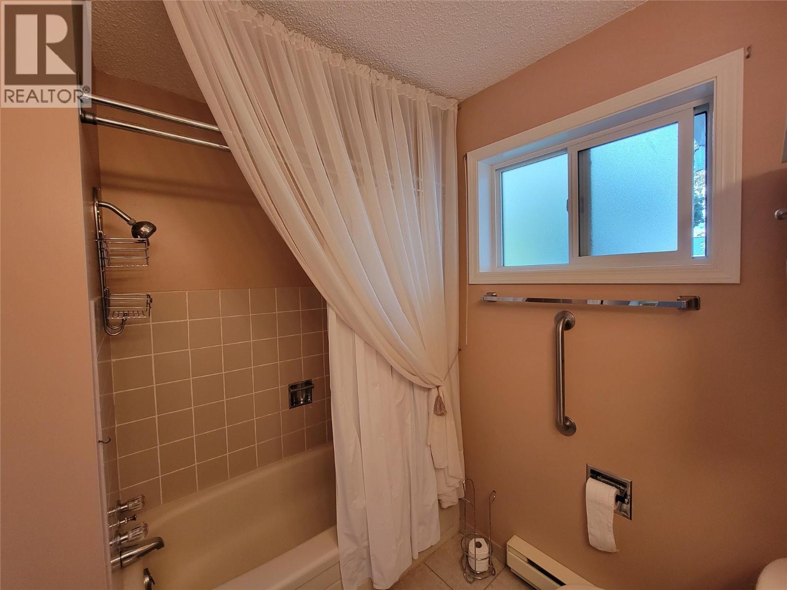 604 11Th Avenue, Keremeos, BC - Indoor Photo Showing Bathroom