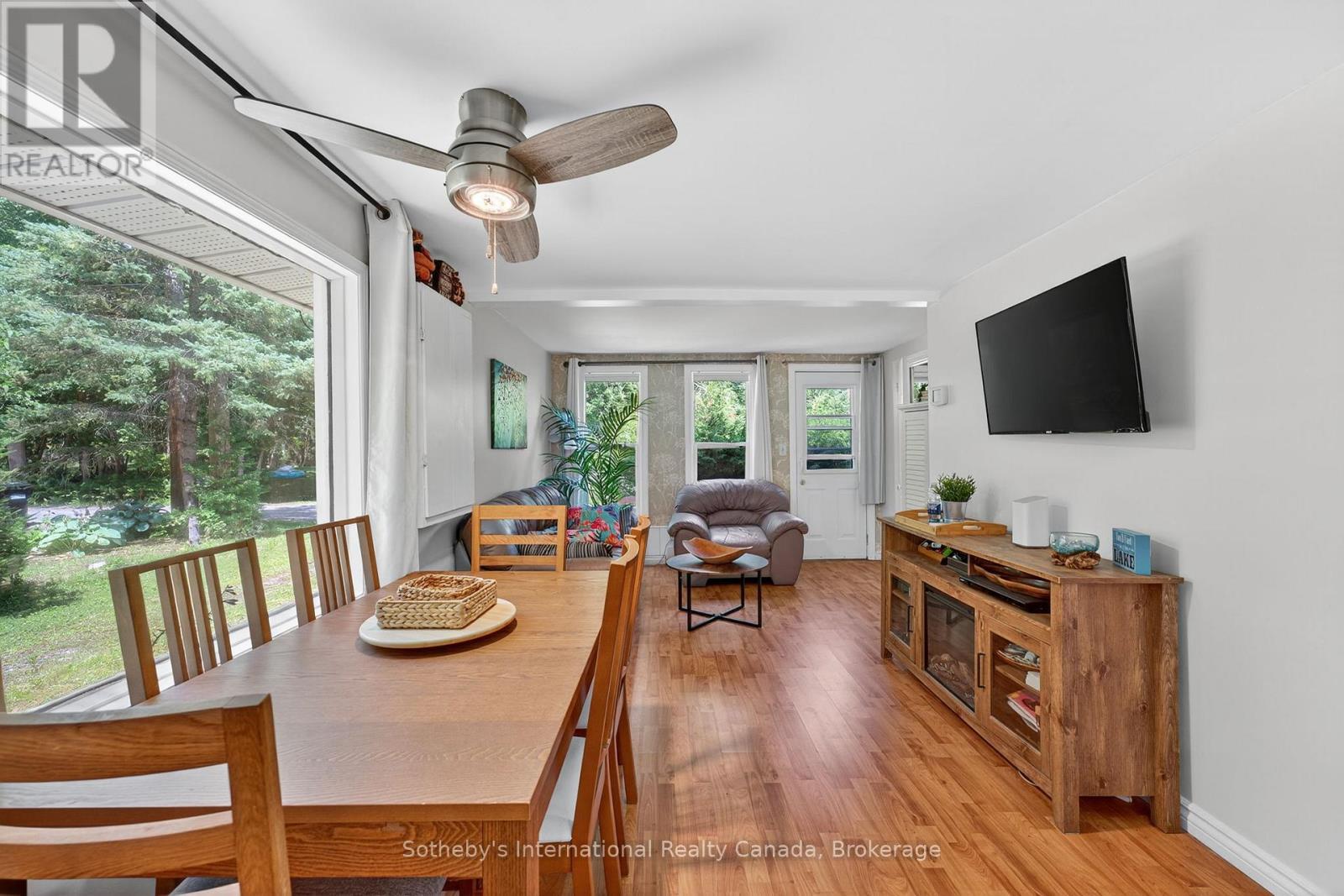 14 Domar Road, Tiny, ON - Indoor Photo Showing Dining Room