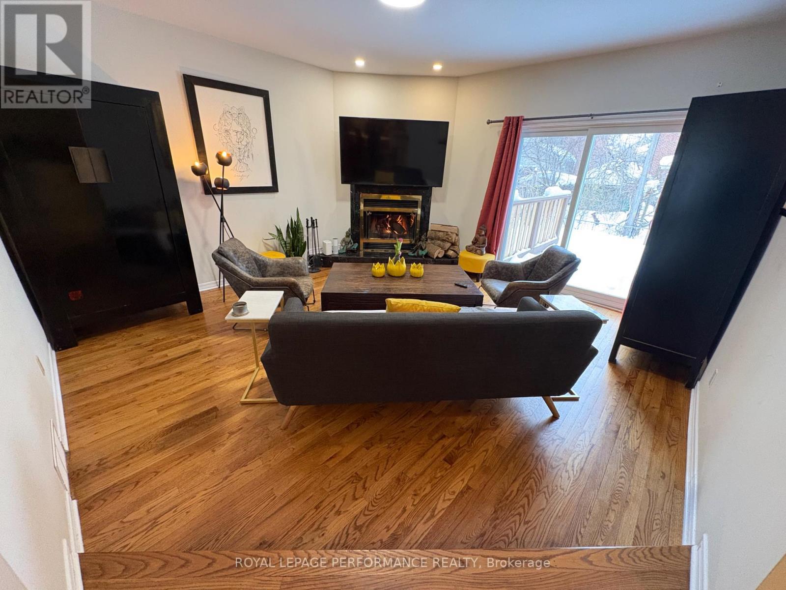 104 Blackburn Avenue, Ottawa, ON - Indoor Photo Showing Living Room