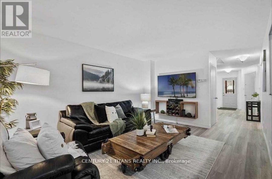 96 Beechnut Crescent, Clarington, ON - Indoor Photo Showing Living Room