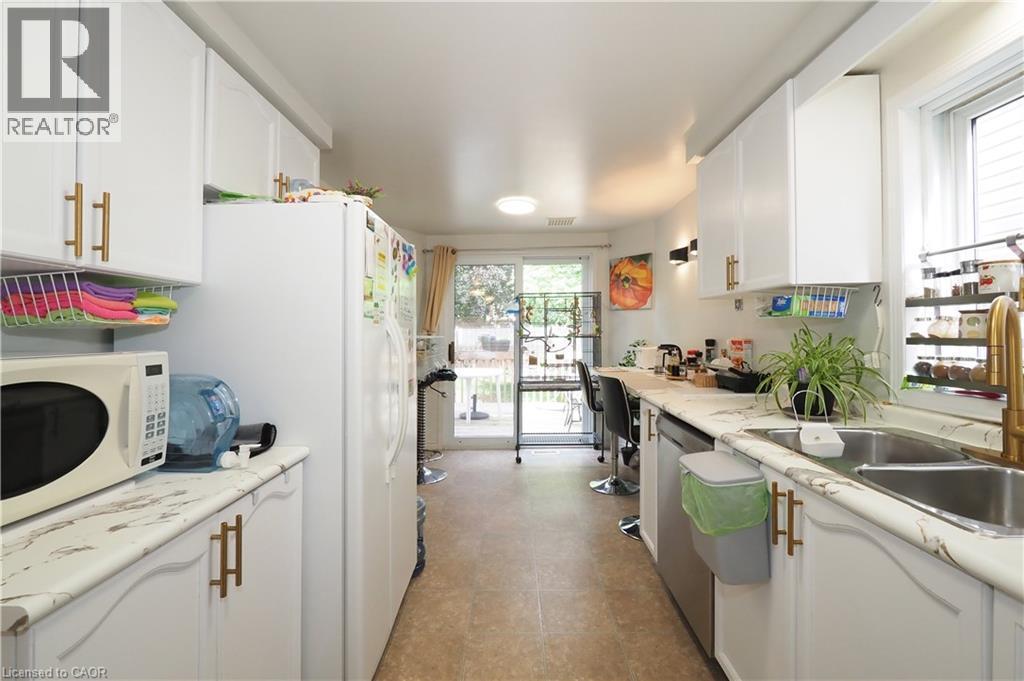 429 Exmoor Street, Waterloo, ON - Indoor Photo Showing Kitchen With Double Sink
