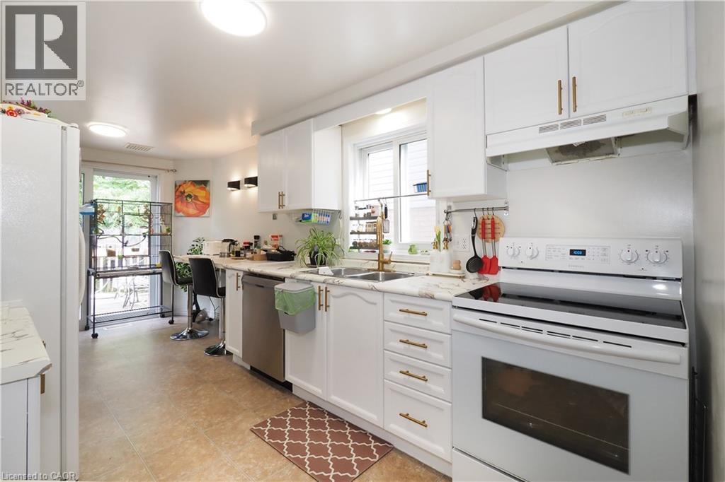 429 Exmoor Street, Waterloo, ON - Indoor Photo Showing Kitchen With Double Sink