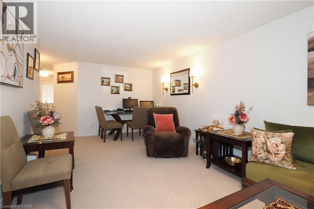 429 Exmoor Street, Waterloo, ON - Indoor Photo Showing Living Room