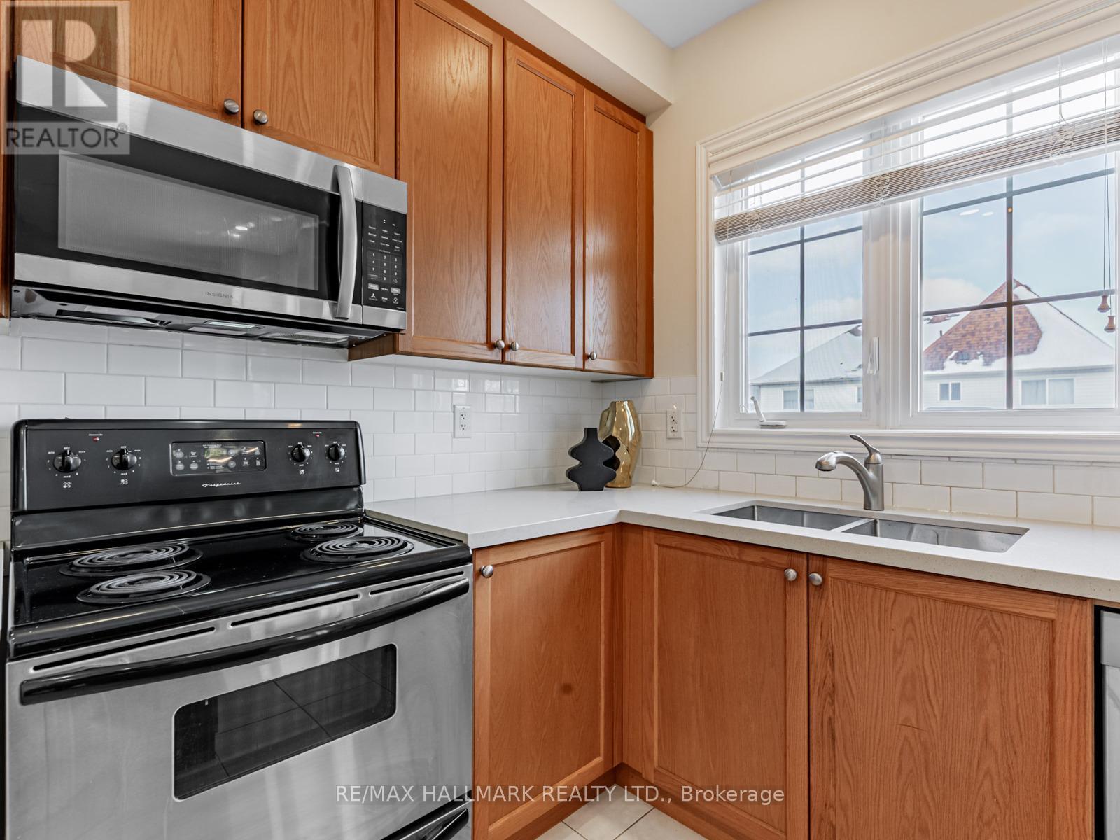 102 - 15 Old Colony Road, Richmond Hill, ON - Indoor Photo Showing Kitchen With Double Sink