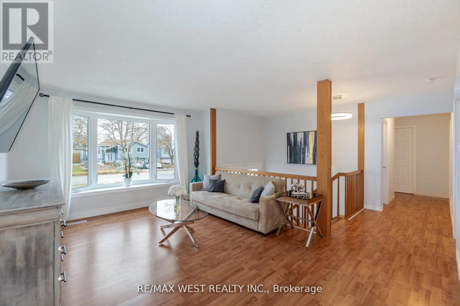 Upper - 75 Wright Crescent, Caledon, ON - Indoor Photo Showing Living Room