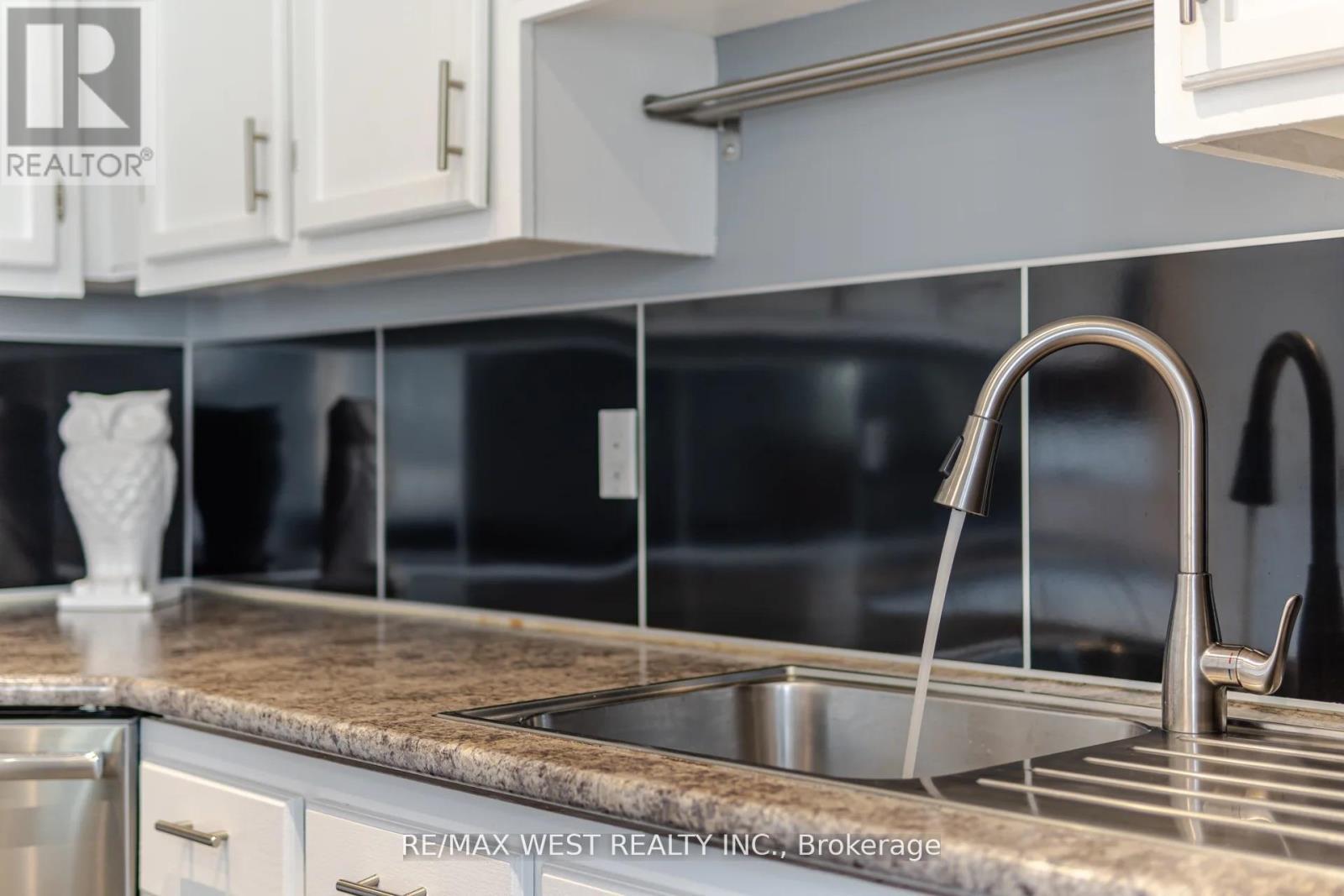 Upper - 75 Wright Crescent, Caledon, ON - Indoor Photo Showing Kitchen