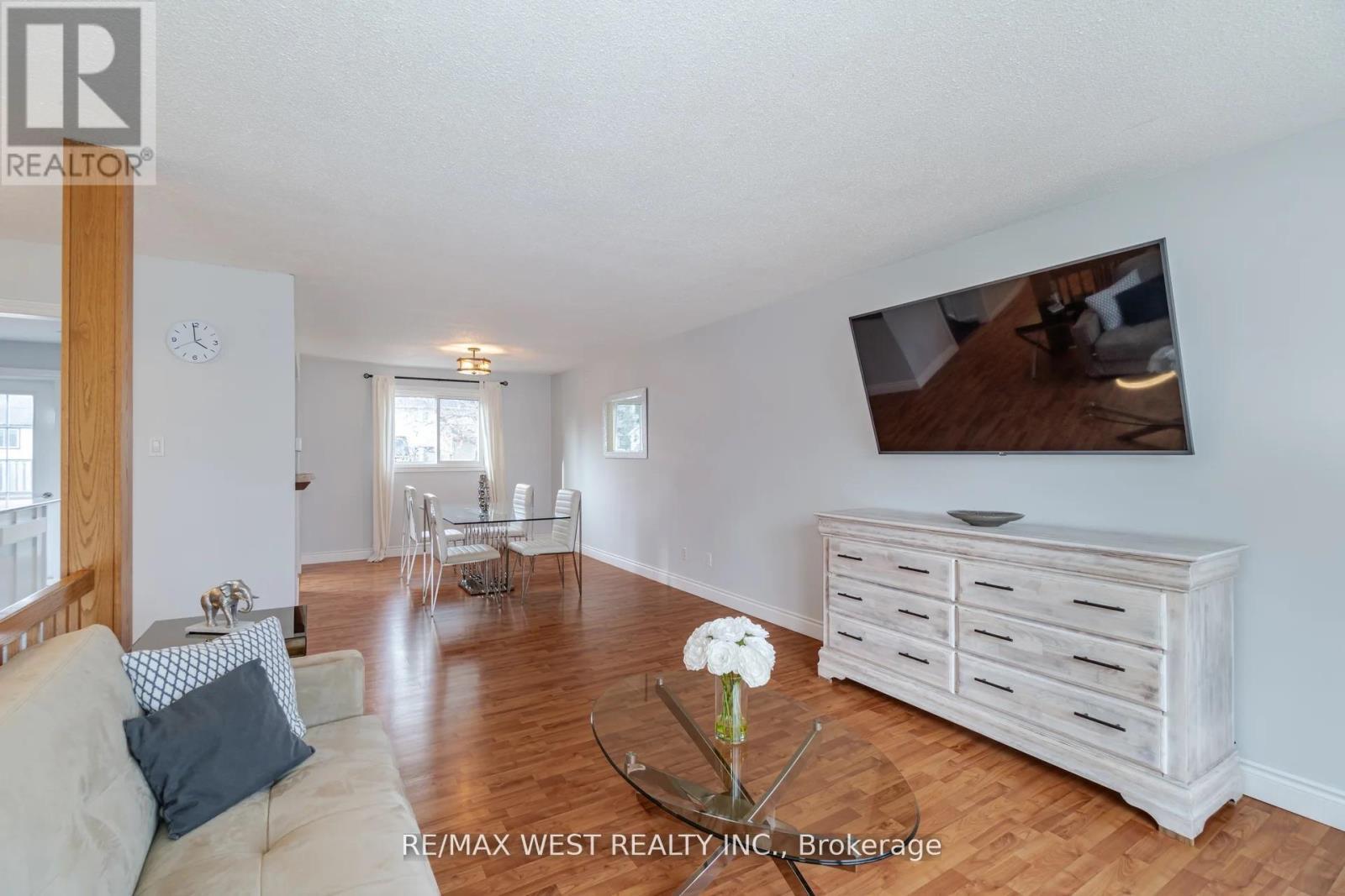 Upper - 75 Wright Crescent, Caledon, ON - Indoor Photo Showing Living Room