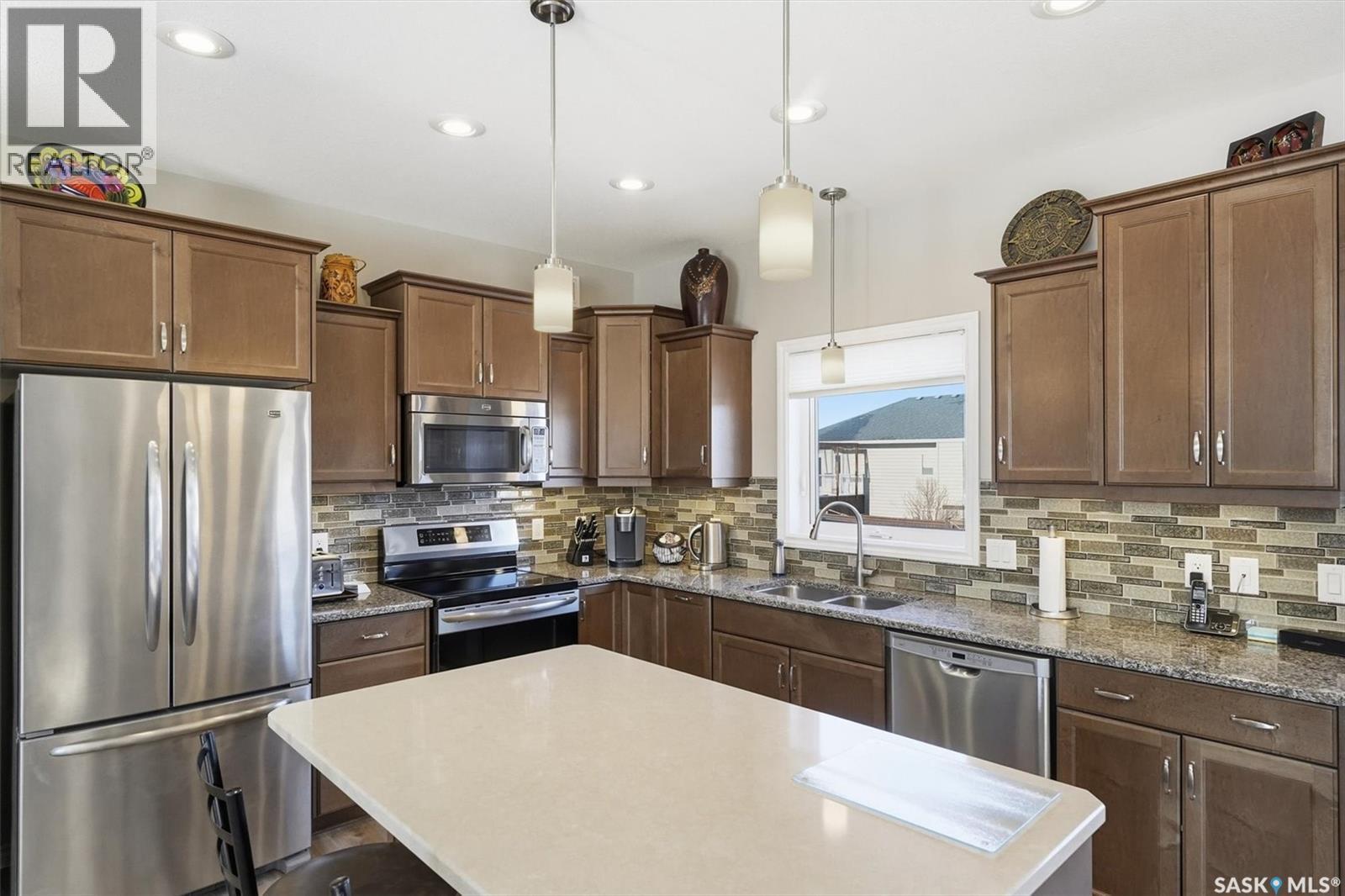 404 Lyle Crescent, Warman, SK - Indoor Photo Showing Kitchen With Double Sink With Upgraded Kitchen