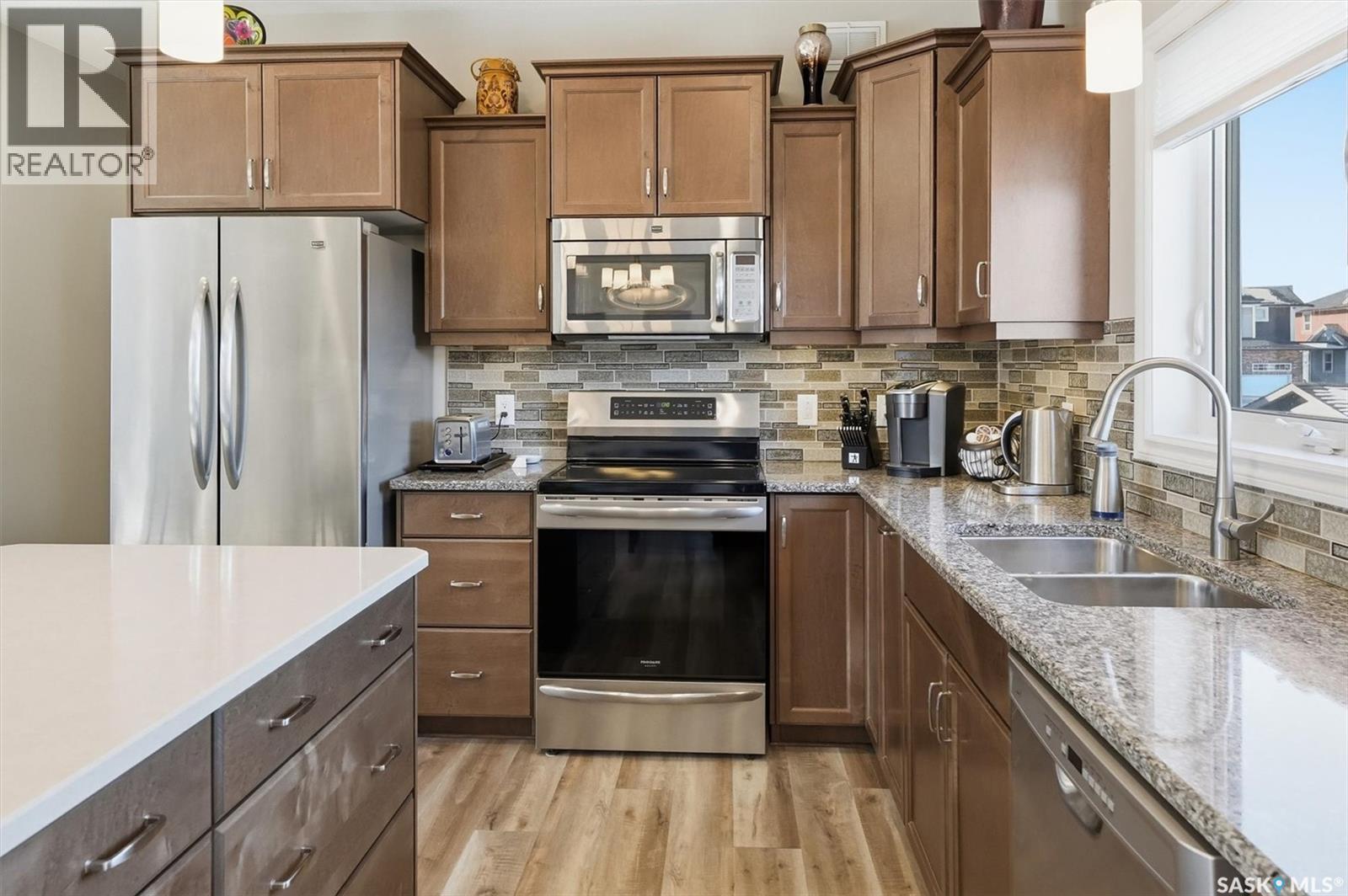 404 Lyle Crescent, Warman, SK - Indoor Photo Showing Kitchen With Double Sink