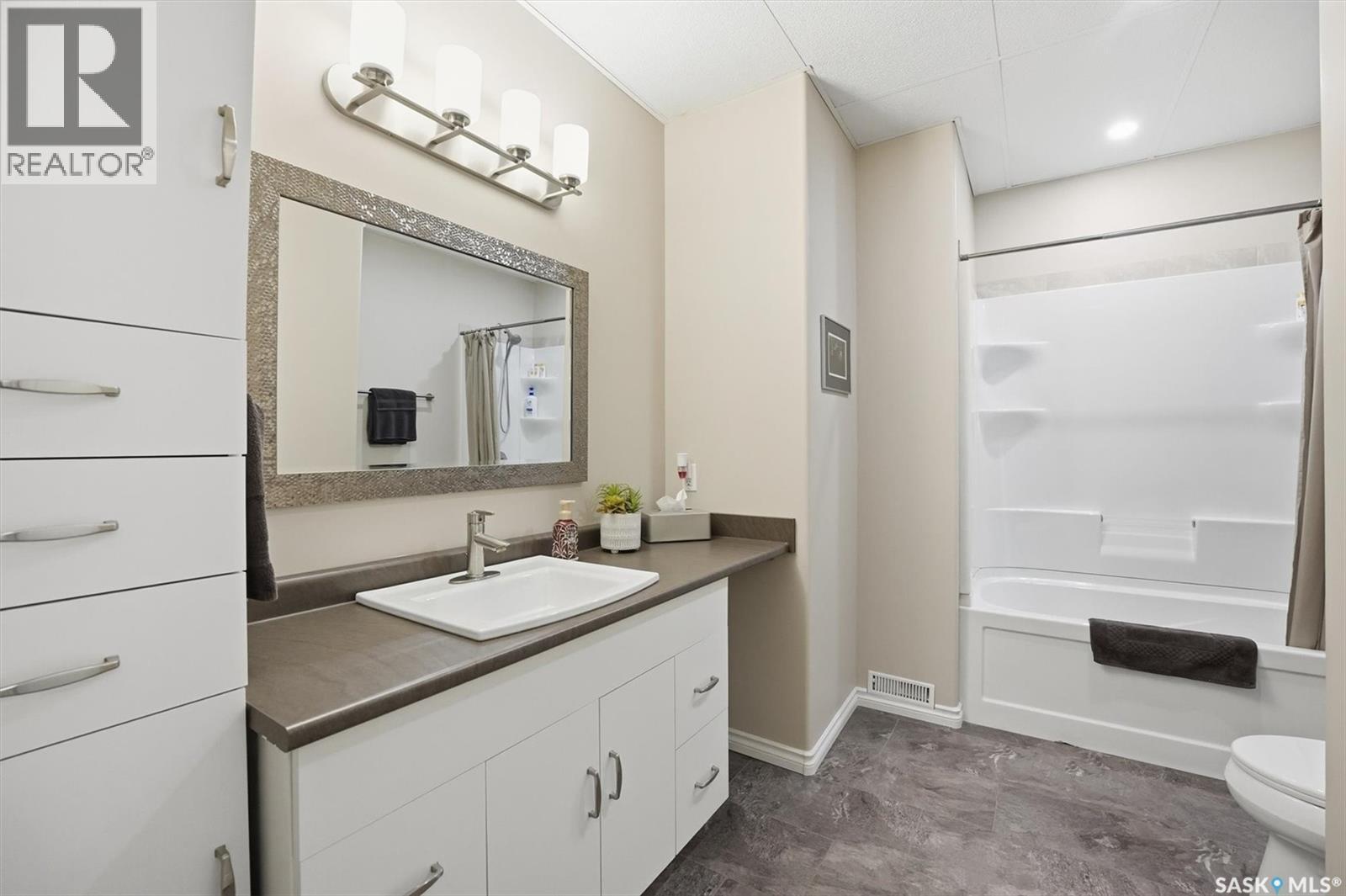 404 Lyle Crescent, Warman, SK - Indoor Photo Showing Bathroom