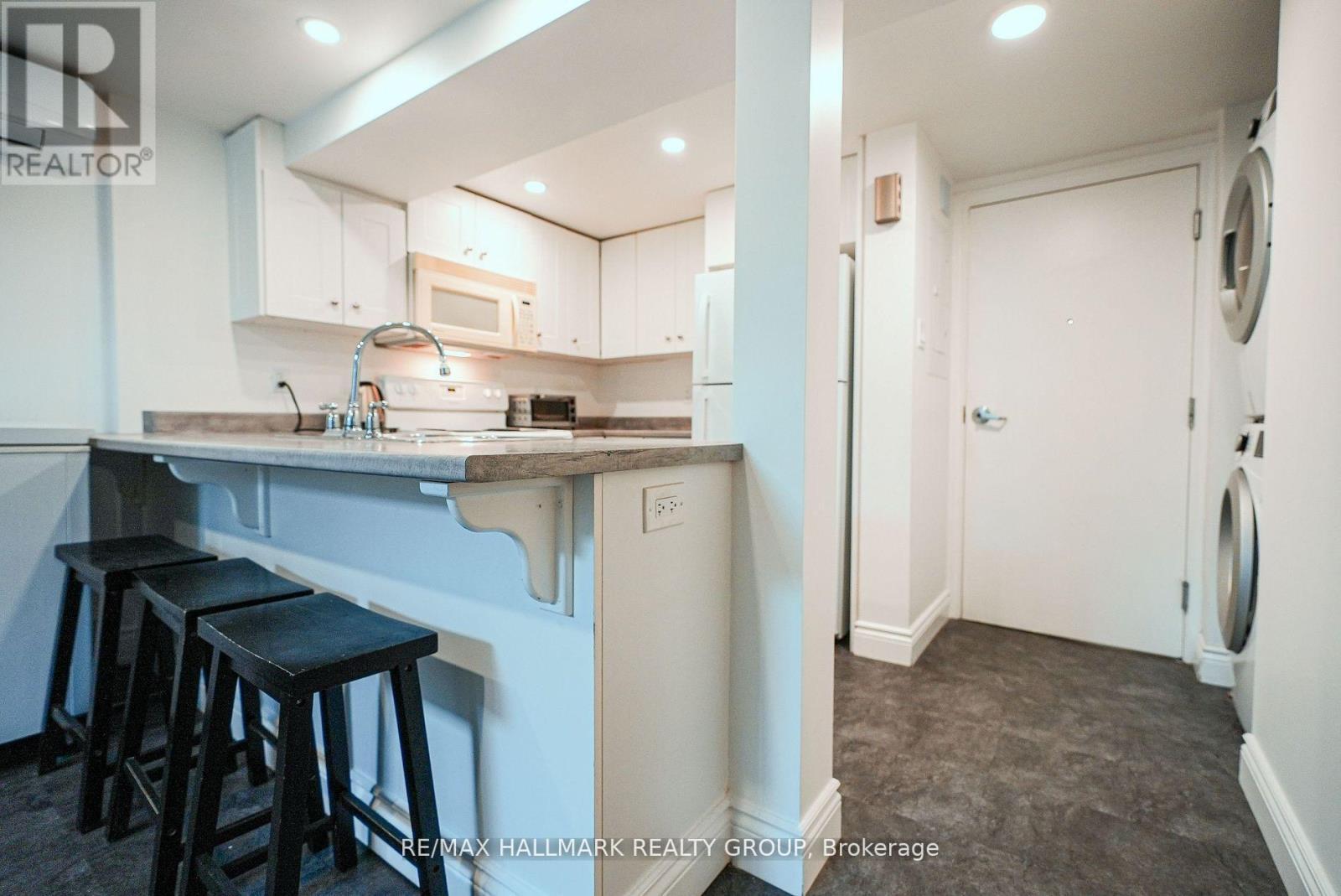 924 Bermuda Avenue, Ottawa, ON - Indoor Photo Showing Kitchen