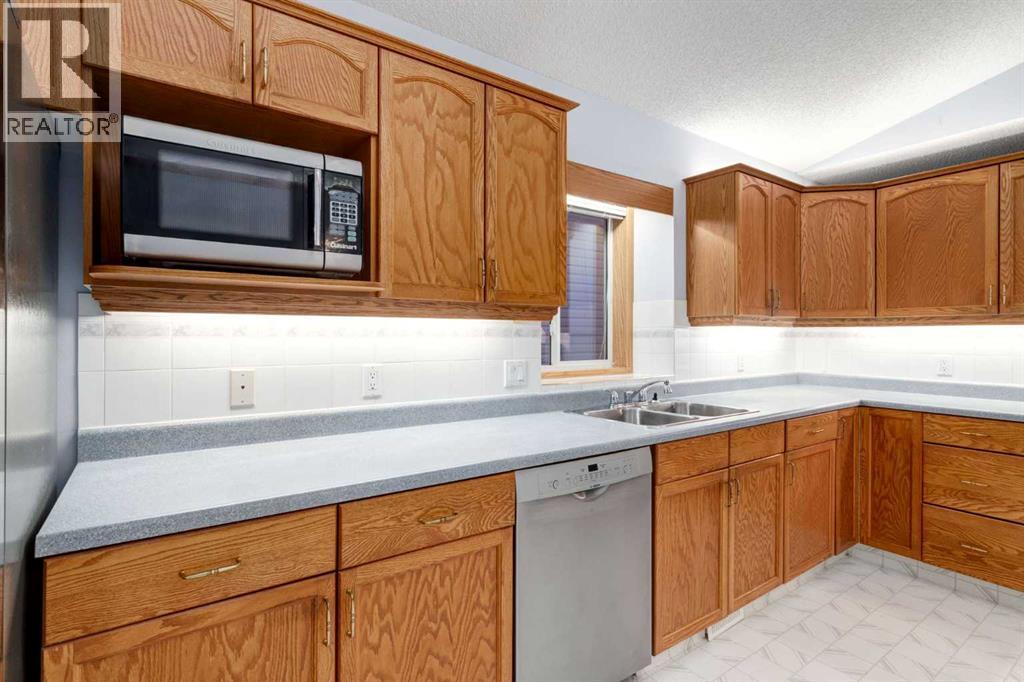 20 Willowbrook Gate Nw, Airdrie, AB - Indoor Photo Showing Kitchen With Double Sink