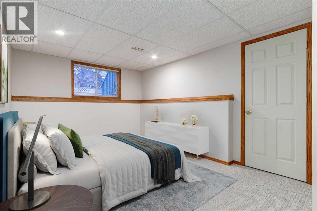 20 Willowbrook Gate Nw, Airdrie, AB - Indoor Photo Showing Bedroom