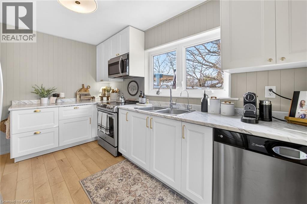 2371 Brookhurst Road, Mississauga, ON - Indoor Photo Showing Kitchen With Stainless Steel Kitchen With Double Sink With Upgraded Kitchen