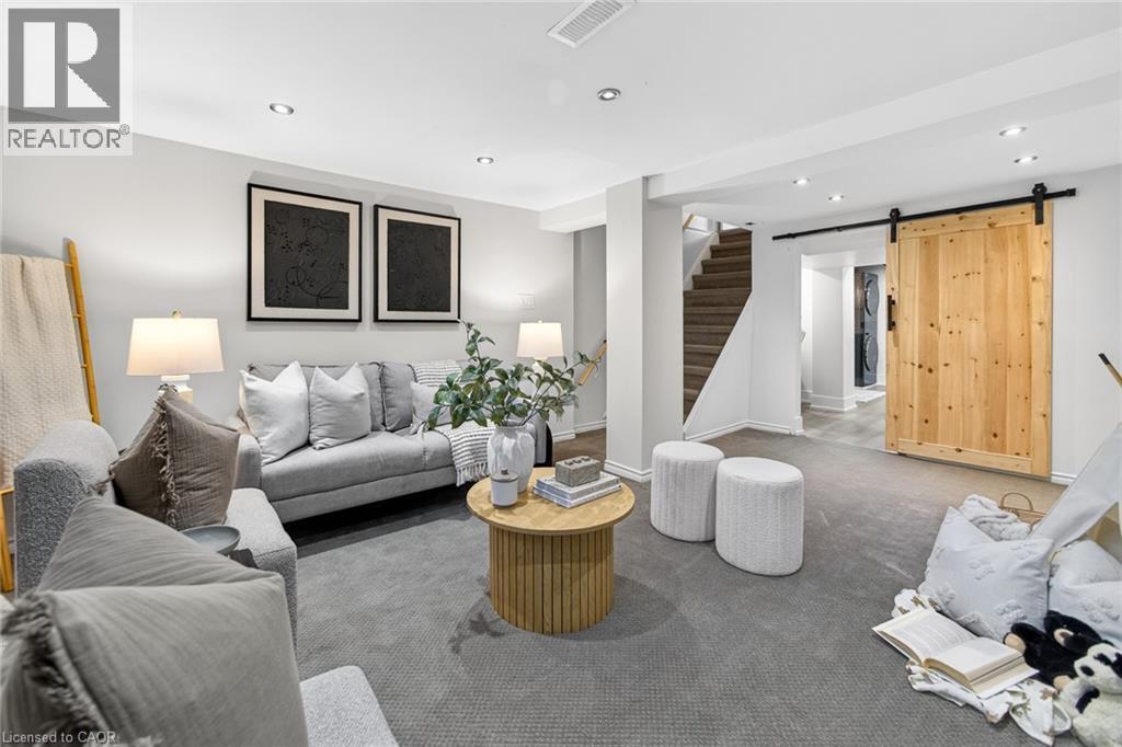 2371 Brookhurst Road, Mississauga, ON - Indoor Photo Showing Living Room