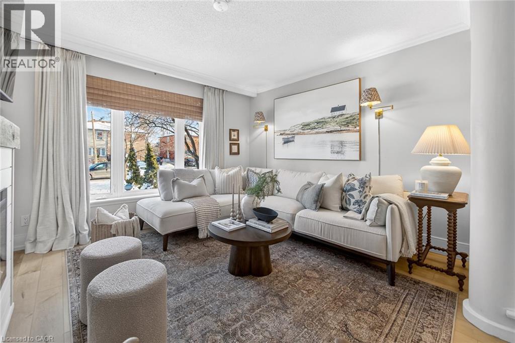 2371 Brookhurst Road, Mississauga, ON - Indoor Photo Showing Living Room With Fireplace