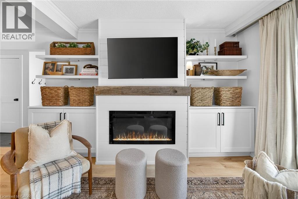 2371 Brookhurst Road, Mississauga, ON - Indoor Photo Showing Living Room With Fireplace