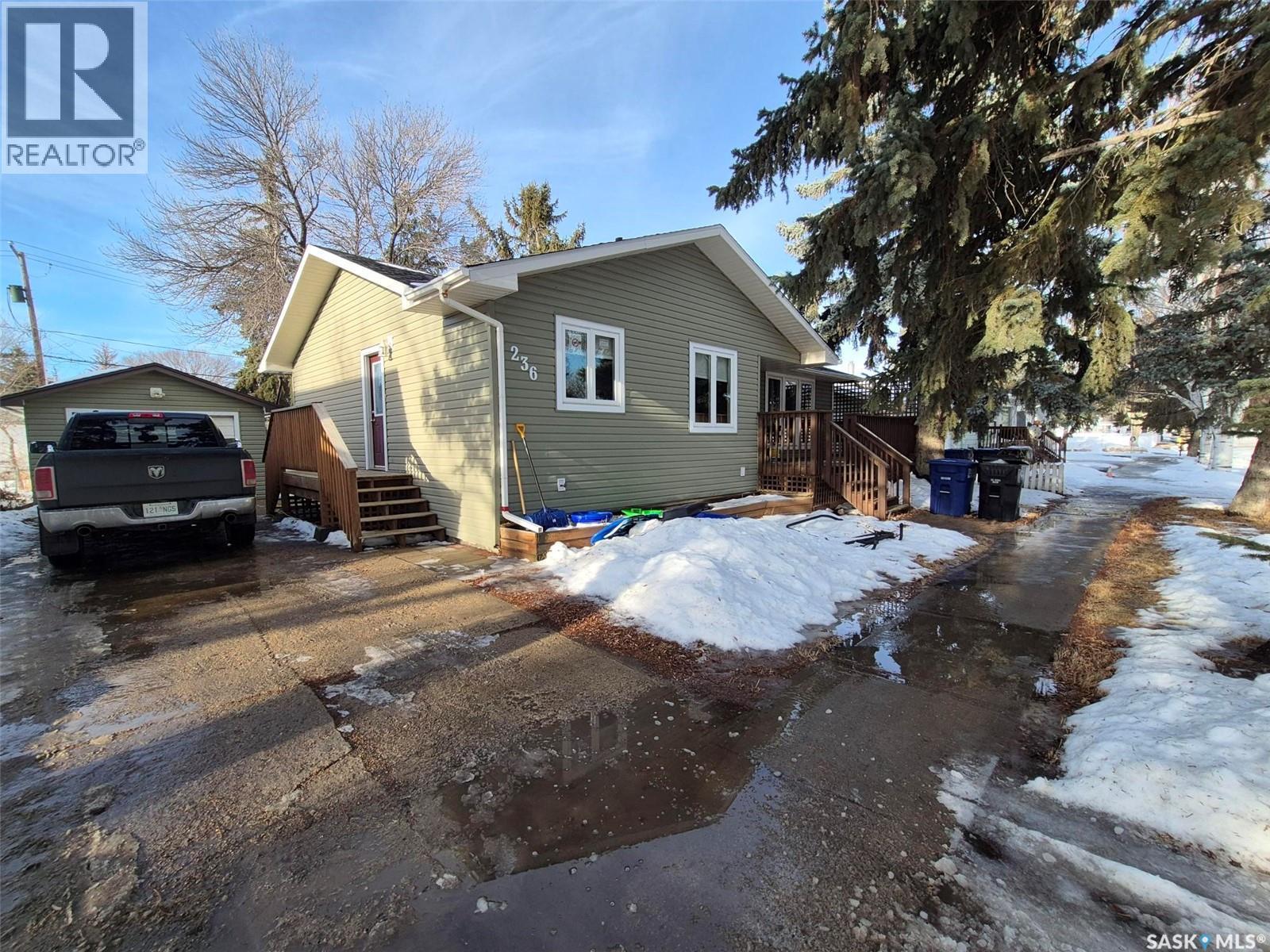 236 1St Street E, Leader, SK - Outdoor
