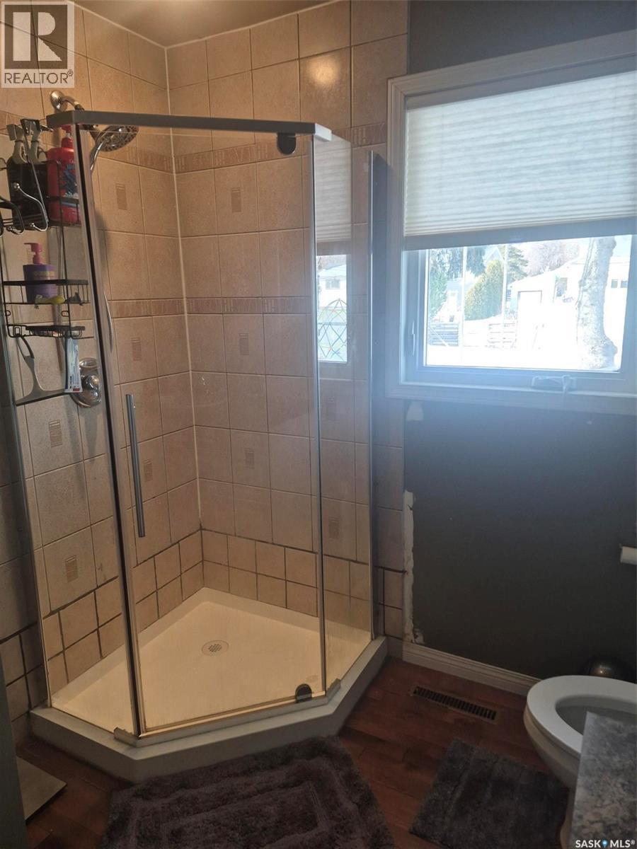 236 1St Street E, Leader, SK - Indoor Photo Showing Bathroom
