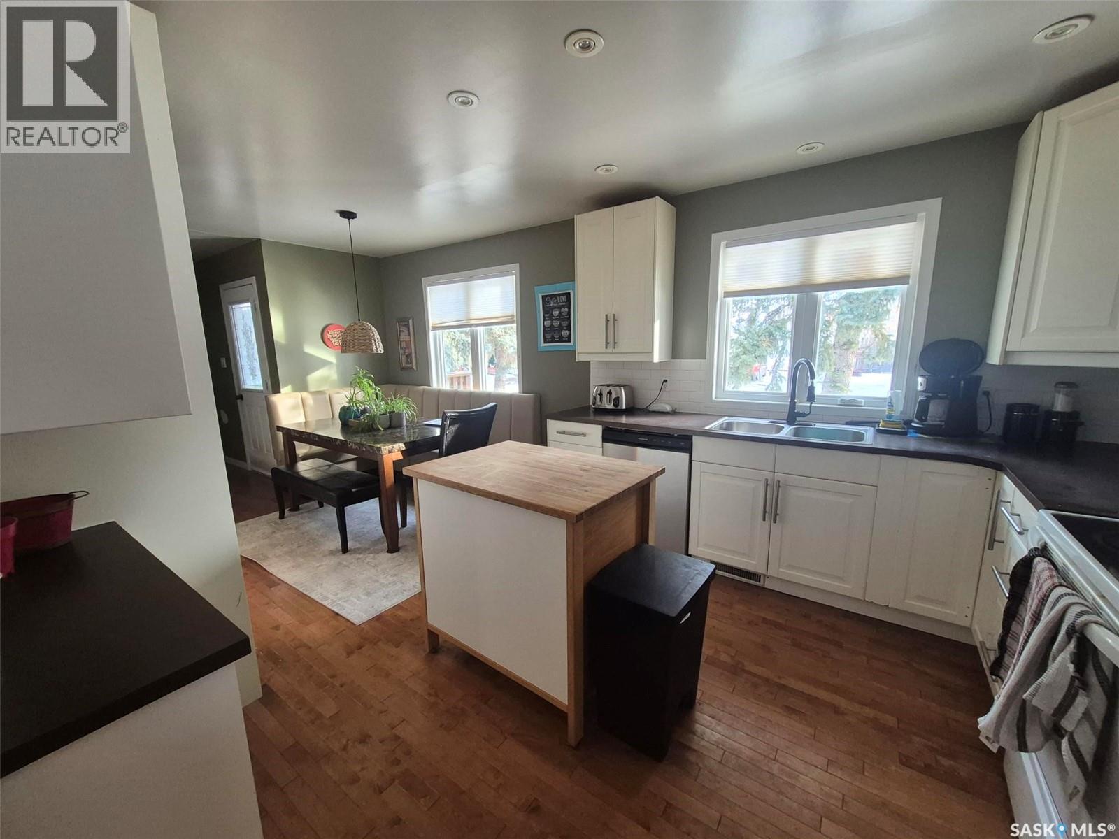 236 1St Street E, Leader, SK - Indoor Photo Showing Kitchen With Double Sink