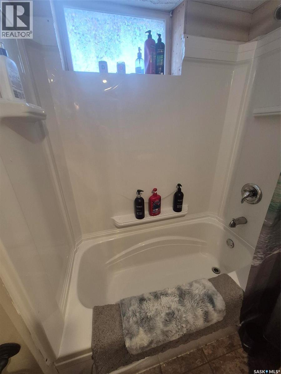 236 1St Street E, Leader, SK - Indoor Photo Showing Bathroom