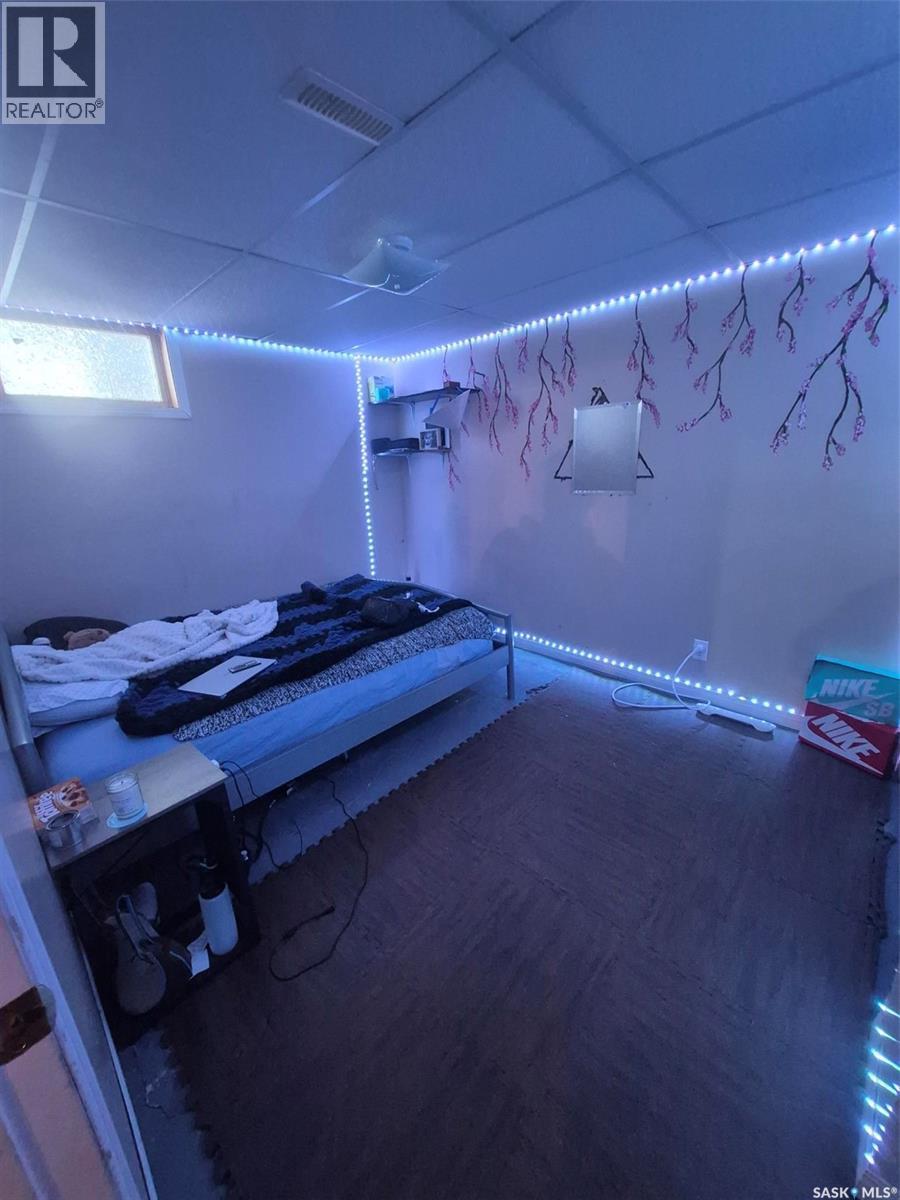 236 1St Street E, Leader, SK - Indoor